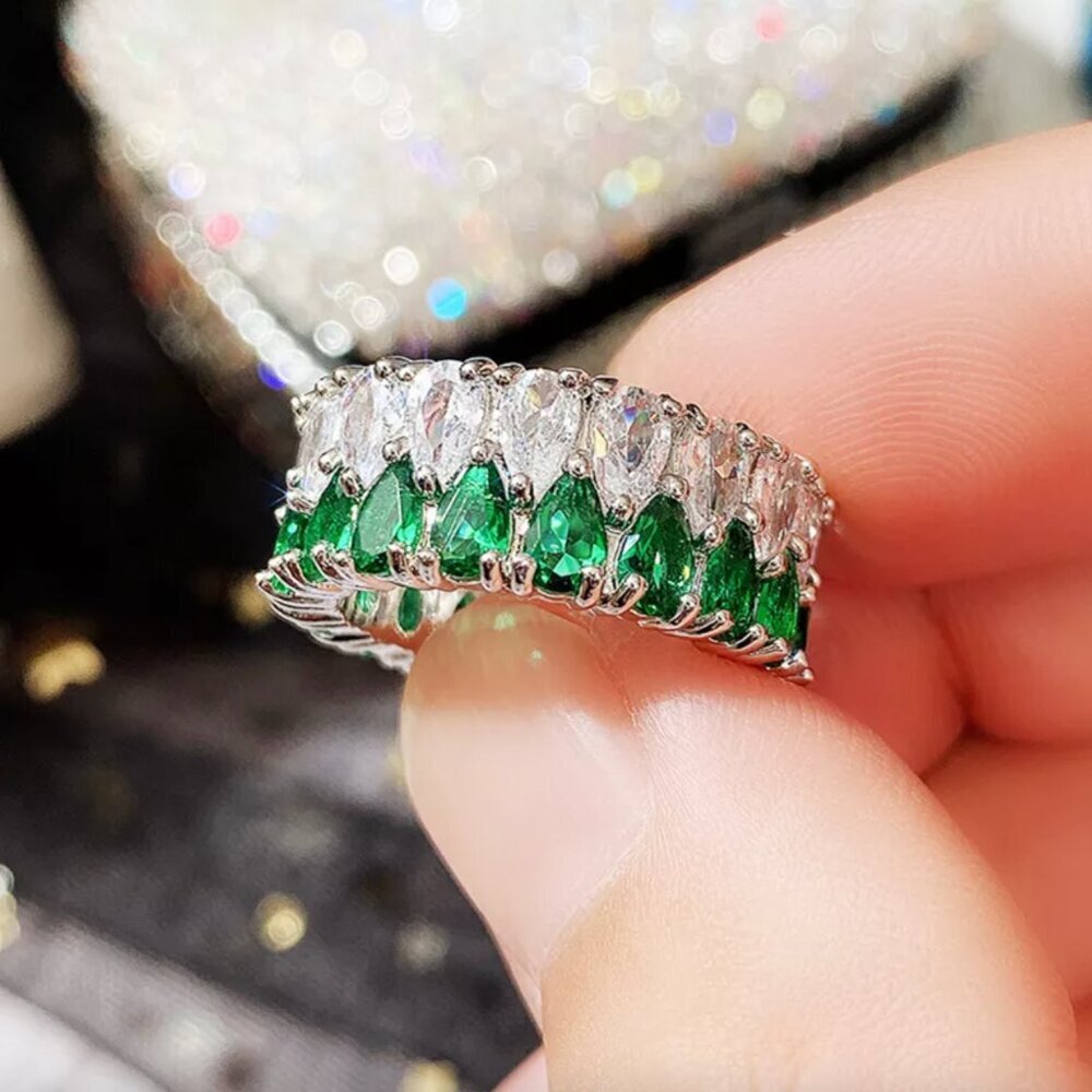 NEW 18k White Gold Emerald Ring Band Diamond Ring